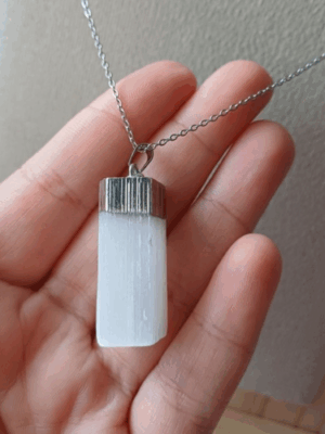 Colar com Pingente Selenite Prateado